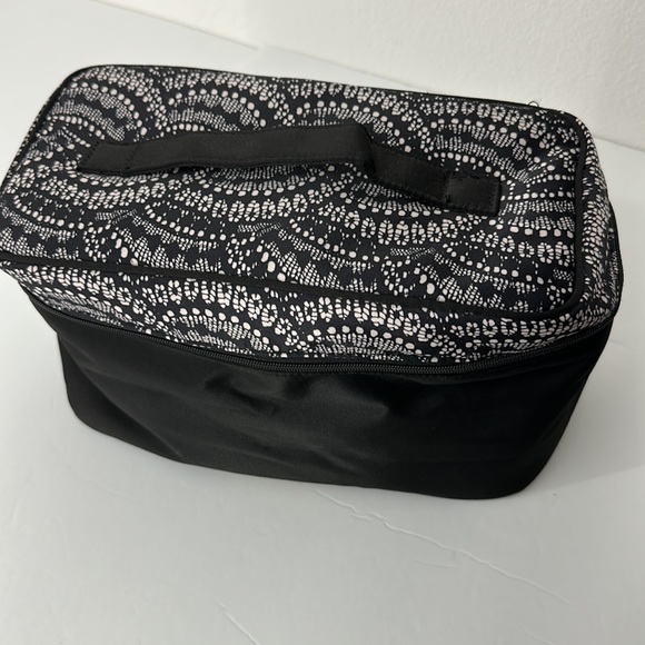 Victoria’s Secret Bra and Panties tote storage - Picture 2 of 3